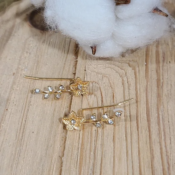 ✨️✨️NEW✨️✨️STUNNING!! FLOWER Ear Climber Earrings with Tiny CZ'S in GOLD Plating - Picture 12 of 14